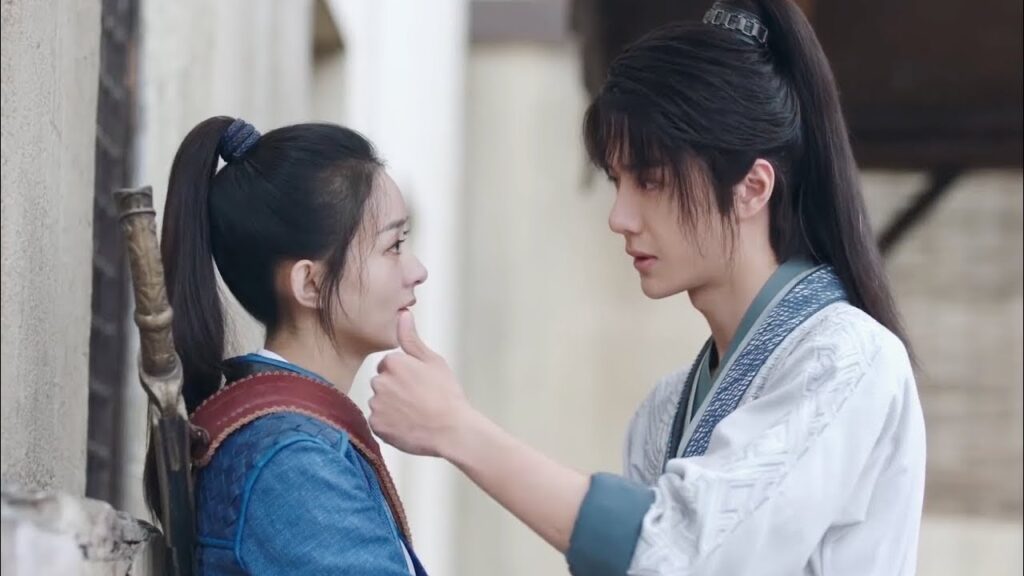 محاربة ذكية تثير الفتنة بين الأعداء وتسقط القائد بينما يقبلها البطل قبلة رقيقة💕مشهد من "أسطورة فاي"