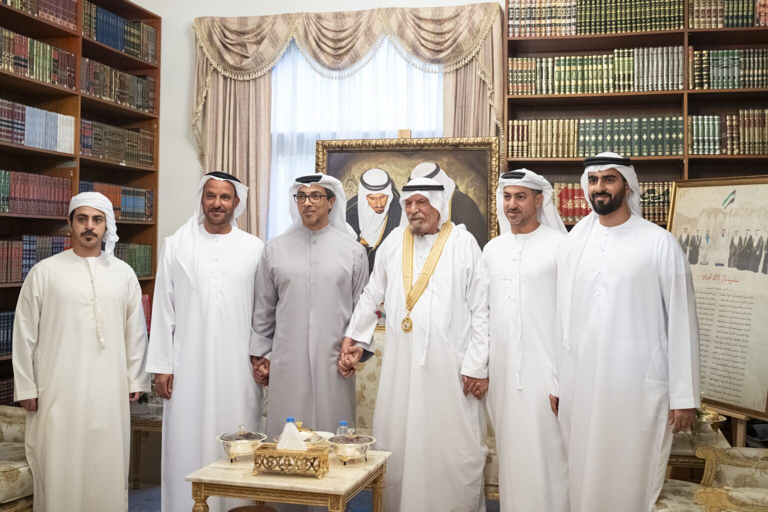 منصور بن زايد يكرم أحمد خليفة السويدي بوسام الإمارات للثقافة والإبداع