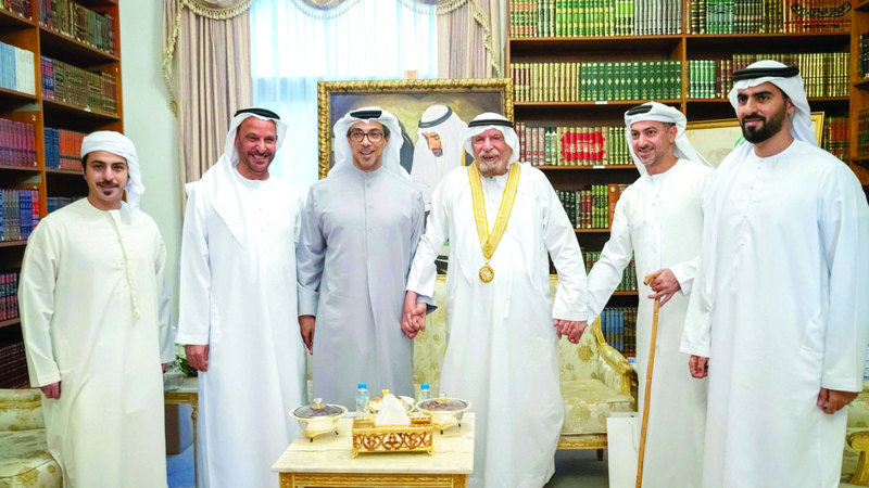 منصور بن زايد يكرِّم أحمد خليفة السويدي بوسام الإمارات للثقافة والإبداع