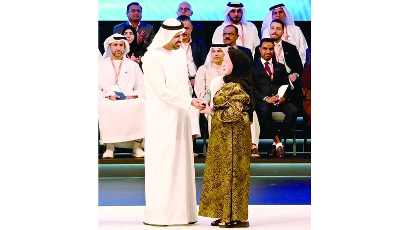 عاملة منزلية وراعٍ في مزرعة يفوزان بـ 100 ألف درهم ذياب بن محمد خلال تكريمه مايمونا إيونان. تصوير: إريك أرازاس