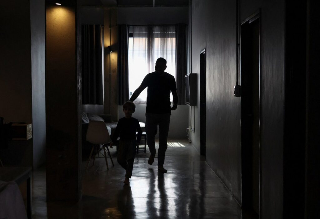 فلسطينيان من غزة: 2000 دولار ثمن تذكرة الطيران إلى جنوب أفريقيا