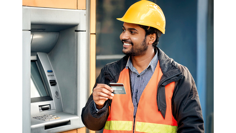 تسليم الرواتب للعمال «بلا خصومات» على نظام حماية الأجور