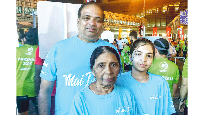 السائحة الهندية راده ماني حرصت على المشاركة مع عائلة ابنتها في &laquo;تحدي دبي للجري&raquo;. الإمارات اليوم