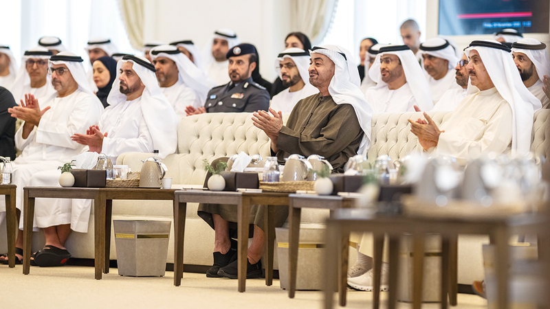 رئيس الدولة يشهد جلسة حول «الذكاء الاصطناعي» بمشاركة وزراء ومسؤولين رئيس الدولة يشهد جلسة حول «الذكاء الاصطناعي» بمشاركة وزراء ومسؤولين