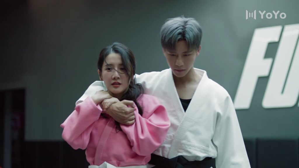 يعلمها كيف تدافع عن نفسها , لكنها تقع وتعانقه بقوة❤️🔥 ( ارواح ضائعة على الطريق )