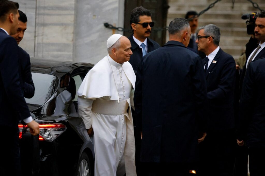 بابا الفاتيكان يخلع حذاءه في زيارته الجامع الأزرق بإسطنبول