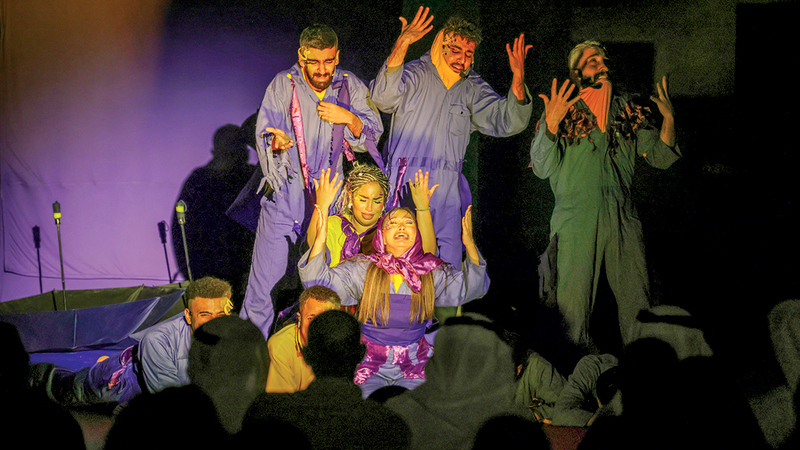 العرض قُدم في الفضاء الطلق وعلى مسرح نُصب بين المباني التراثية في قلب دبي. تصوير: عبدالله المطروشي