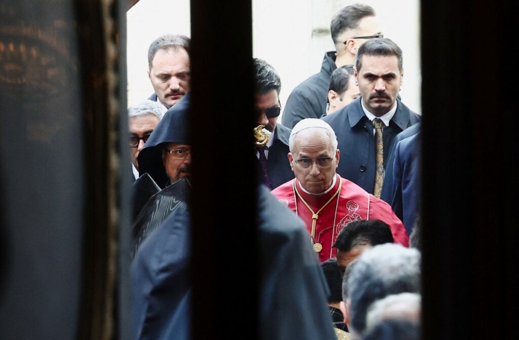 البابا ليو يحمل رسالة سلام إلى لبنان المستهدف بغارات إسرائيلية البابا ليو يحمل رسالة سلام إلى لبنان المستهدف بغارات إسرائيلية