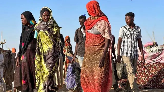 وصل نازحون سودانيون فرّوا من الفاشر بعد سقوطها في أيدي قوات الدعم السريع، إلى بلدة طويلة، غرب دارفور، التي مزقتها الحرب، في 28 أكتوبر/تشرين الأول 2025