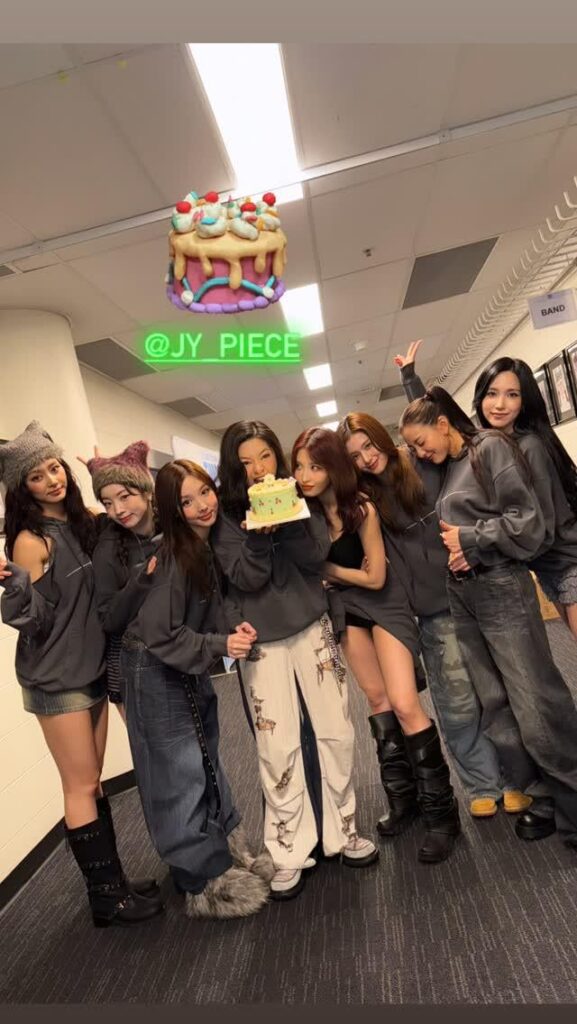 251101 تحديث قصة مومو على الانستقرام - توايس يحتفلون بعيد ميلاد جيونغيون بعد العرض "@jy_piece"