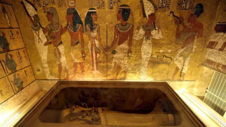 لماذا لم تعرض مومياء توت عنخ آمون بالمتحف المصري الكبير؟ مسئول يُجيب