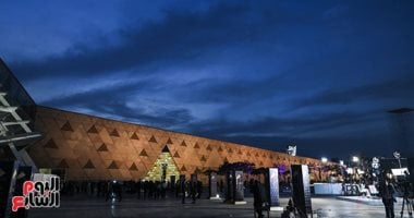 السياحة تكشف حقيقة ترك أغطية بلاستيكية ممزقة ومُلقاة على الأرض حول سور المتحف المصرى الكبير