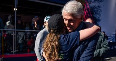 بيل كلينتون يثير القلق بشأن صحته بسبب ضمادة على وجهه فى ظهور نادر له بيل كلينتون يثير القلق بشأن صحته بسبب ضمادة على وجهه فى ظهور نادر له