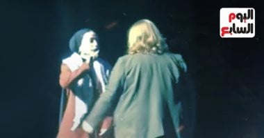 إجبار تقى الفوال على مغادرة المسرح بعد عرض ألف ليلة بألمانيا.. فيديو