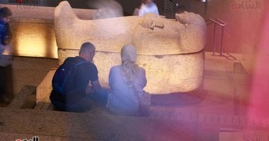 صورة اليوم.. لقاء فى حضرة الأجداد داخل أرجاء المتحف المصرى الكبير