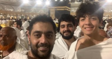 أحمد فلوكس وابنه يؤديان مناسك العمرة.. صور