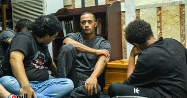 محمد رمضان يودع والده بالدموع وقراءة القرآن فى صلاة الجنازة.. فيديو محمد رمضان يودع والده بالدموع وقراءة القرآن فى صلاة الجنازة.. فيديو