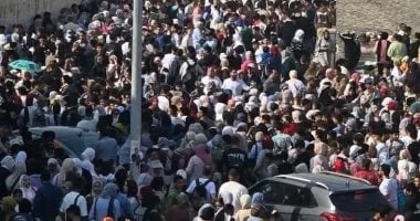 مشهد مهيب أمام الأهرامات والمتحف الكبير.. زحام لم تشهده المنطقة من قبل.. صور