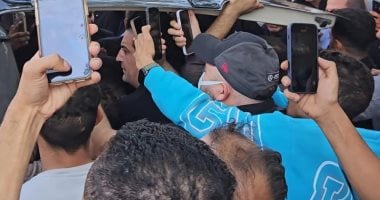 تزاحم وتدافع على محمد رمضان أثناء تشييع جنازة والده.. صور تزاحم وتدافع على محمد رمضان أثناء تشييع جنازة والده.. صور