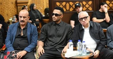 محمد رمضان يفاجئ الجميع بحضوره عزاء أحمد عبد الله بعد ساعات من دفن والده.. فيديو محمد رمضان يفاجئ الجميع بحضوره عزاء أحمد عبد الله بعد ساعات من دفن والده.. فيديو