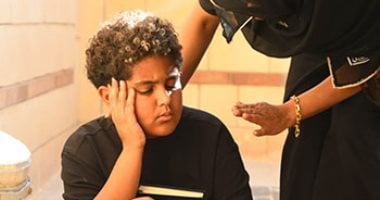 بكاء وبقاء بجوار مقبرته.. صور لنجل محمد رمضان عكست علاقة الحفيد بالجد