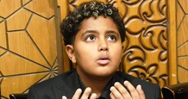 نجل محمد رمضان يقرأ القرآن ويدعو لجده فى عزائه بصحبة عمته وجدته.. صور