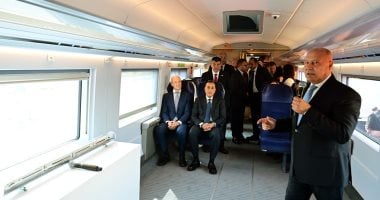 رئيس الوزراء يعطى إشارة بدء التشغيل التجريبى للخط الأول للقطار الكهربائى السريع