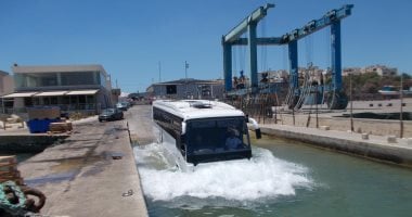 أول رحلة للأتوبيس البرمائى قبل توريده وتشغيله فى مصر.. فيديو جراف