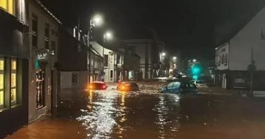 شوارع ويلز تتحول إلى أنهار من المياه بسبب الفيضانات.. فيديو