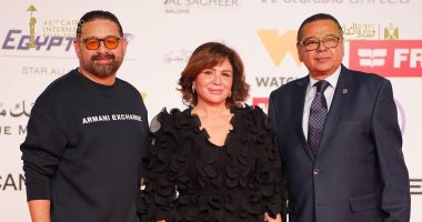 إلهام شاهين تتوسط شقيقيها فى عرض فيلم شكوى 713317 بمهرجان القاهرة