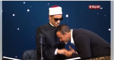 مصطفى حسني يترك مقعده ويقبّل يد المتسابق محمد أحمد حسن بدولة التلاوة