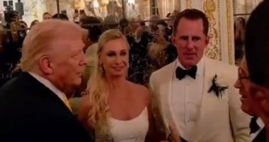 دخلة طريفة وغير متوقعة للرئيس الأمريكى أثناء حفل زفاف.. فيديو دخلة طريفة وغير متوقعة للرئيس الأمريكى أثناء حفل زفاف.. فيديو