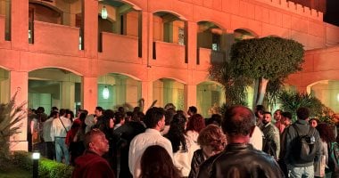 بعد 31 عاما.. طوابير وزحام لحضور فيلم المهاجر بمهرجان القاهرة السينمائي