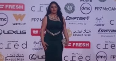 الفنانة إلهام عبد البديع تتألق على الريد كاربت بمهرجان القاهرة.. فيديو