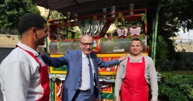 «أساتذة».. سفير تركيا بالقاهرة من أمام عربية فول: طعمه غير.. صورة