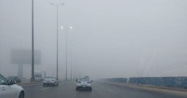 شبورة كثيفة تعطل حركة السيارات على طريق الواحات بالجيزة.. صور