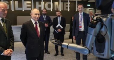 روبوت روسى مزود بالذكاء الاصطناعي يقدم عرضا راقصا أمام الرئيس الروسى.. فيديو