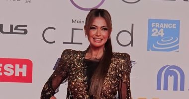 حسين فهمى وزوجته وداليا مصطفى بإطلالات أنيقة على ريد كاربت ختام مهرجان القاهرة.. صور