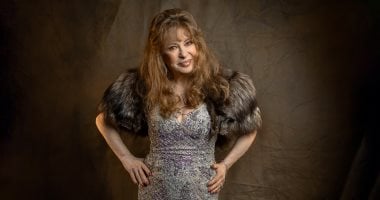 جلسة تصوير النجمة الكبيرة نيللى تلفت الأنظار بمهرجان القاهرة