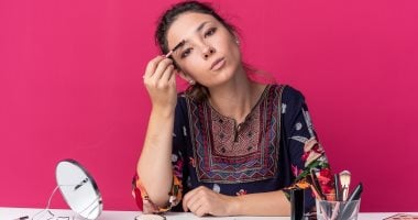 أهم تريندات مكياج 2025.. شفايف التسعينيات رجعت والحواجب الرفيعة انتهت أهم تريندات مكياج 2025.. شفايف التسعينيات رجعت والحواجب الرفيعة انتهت