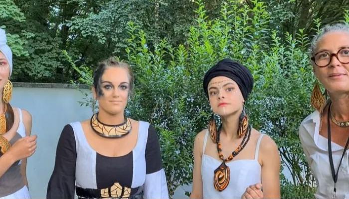 أسبوع الموضة بباريس.. فرنسية تحول «ثمرة القرع» إلى مجوهرات فاخرة أسبوع الموضة بباريس.. فرنسية تحول «ثمرة القرع» إلى مجوهرات فاخرة
