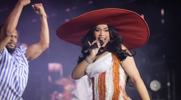 كاردي بي تؤدي عرضها (getty)