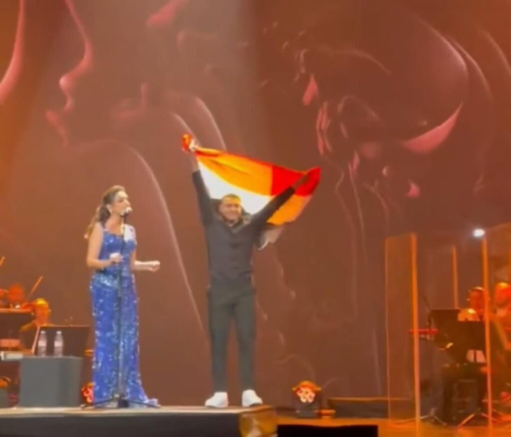 معجب يصعد المسرح ويفاجئ أنغام خلال حفلها بباريس - أخبار السعودية