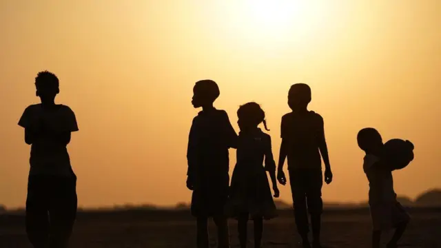 أطفال عند مغيب الشمس 
