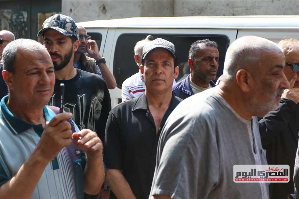 أبرزهم سعد الصغير والسبكي.. وصول نجوم الفن لجنازة السيناريست أحمد عبدالله (فيديو)