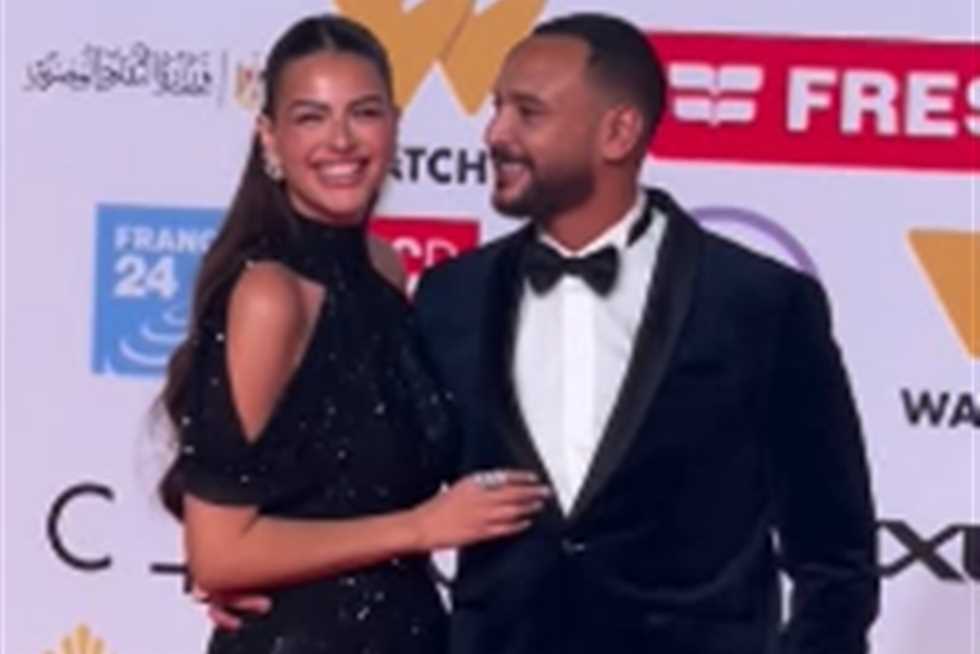 بعد شائعات انفصالهما.. هنادي مهنا وأحمد خالد صالح يخطفان الأنظار في القاهرة السينمائي (فيديو) بعد شائعات انفصالهما.. هنادي مهنا وأحمد خالد صالح يخطفان الأنظار في القاهرة السينمائي (فيديو)