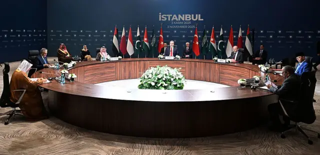 من اليسار وزراء خارجية قطر والباكستان والسعودية وتركيا والأردن وإندونيسيا والإمارات في اجتماع لمناقشة خطة السلام في غزة. يجلسون على طاولة مستديرة فارغة من المنتصف لونها بني. خلفهم أعلام دولهم وخلفية زرقاء كبيرة مكتوب عليها باللون الأبيض وباللغة الإنجليزية إسطنبول.