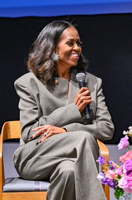 ميشيل اوباما تتألق ببدلة صوفية من تصاميم شانيل لموسم ربيع وصيف 2026 (انترنت)