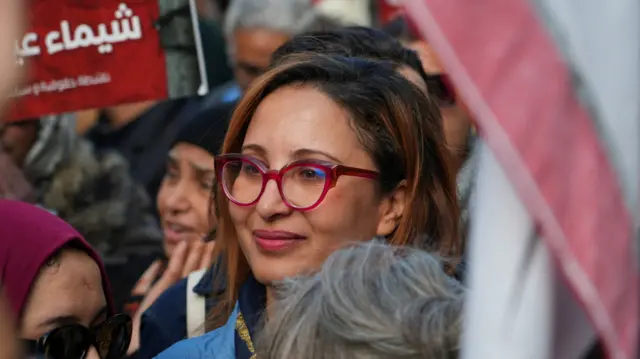 المعارضة التونسية شيماء عيسى خلال مشاركتها في احتجاج قبل احتجازها من قبل الشرطة لتنفيذ حكم بالسجن لمدة 20 عاماً
