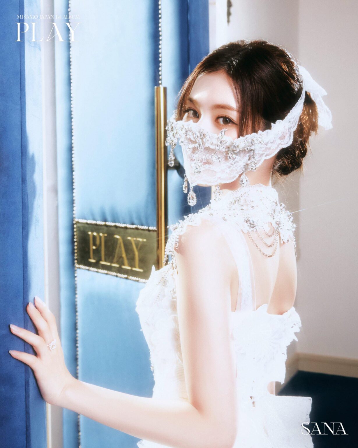 TWICE MISAMO - الألبوم الأول الكامل: PLAY (الصورة المفاهيمية الرئيسية - سانا)